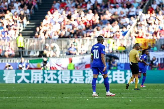 登贝莱投诉戴维斯禁区手球，主裁回看VAR吹罚点球