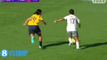 登贝莱投诉戴维斯禁区手球，主裁回看VAR吹罚点球