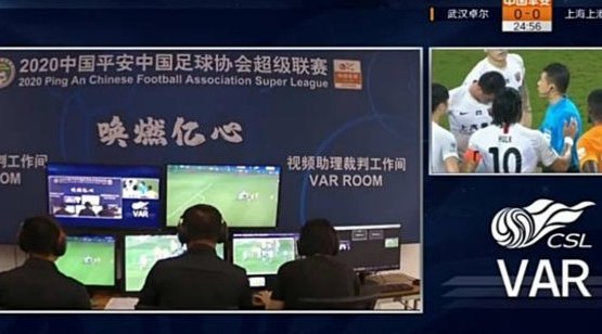 登贝莱投诉戴维斯禁区手球，主裁回看VAR吹罚点球