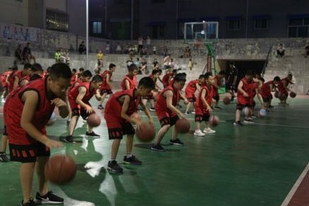 中国职业足球俱乐部为何难逃亏损怪圈？