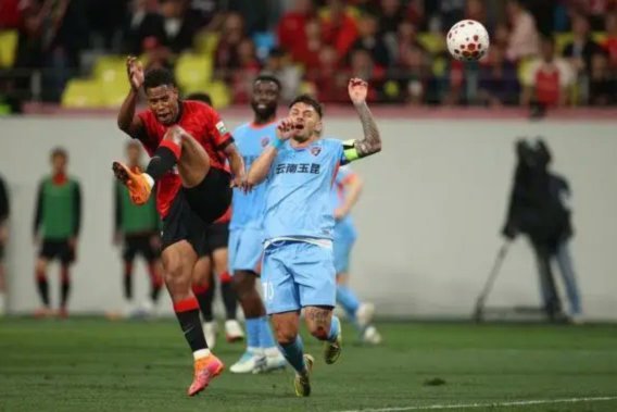 玉昆攻势如潮：克莱伯传中奥斯卡定乾坤，2-0完胜铁人