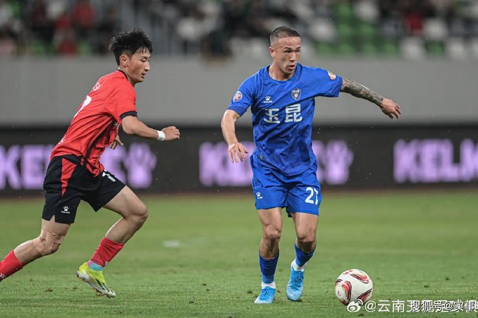 克莱伯右路传中，奥斯卡中路推射破门，玉昆2-0铁人