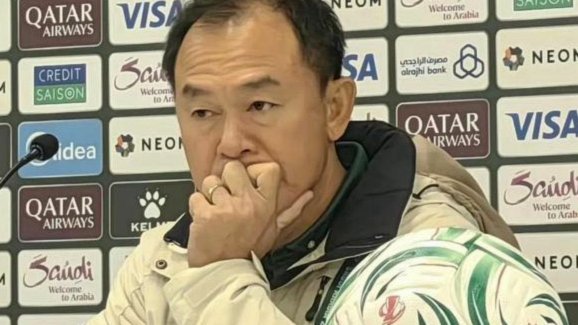 塔吉克斯坦U23门将开大脚，鲍盛鑫积极拼抢差点挡入球门