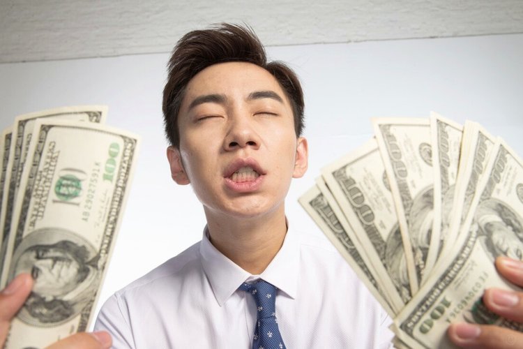 快六十的人了还在那炒作靠流量挣钱，跟杨毅至少差两个档次。